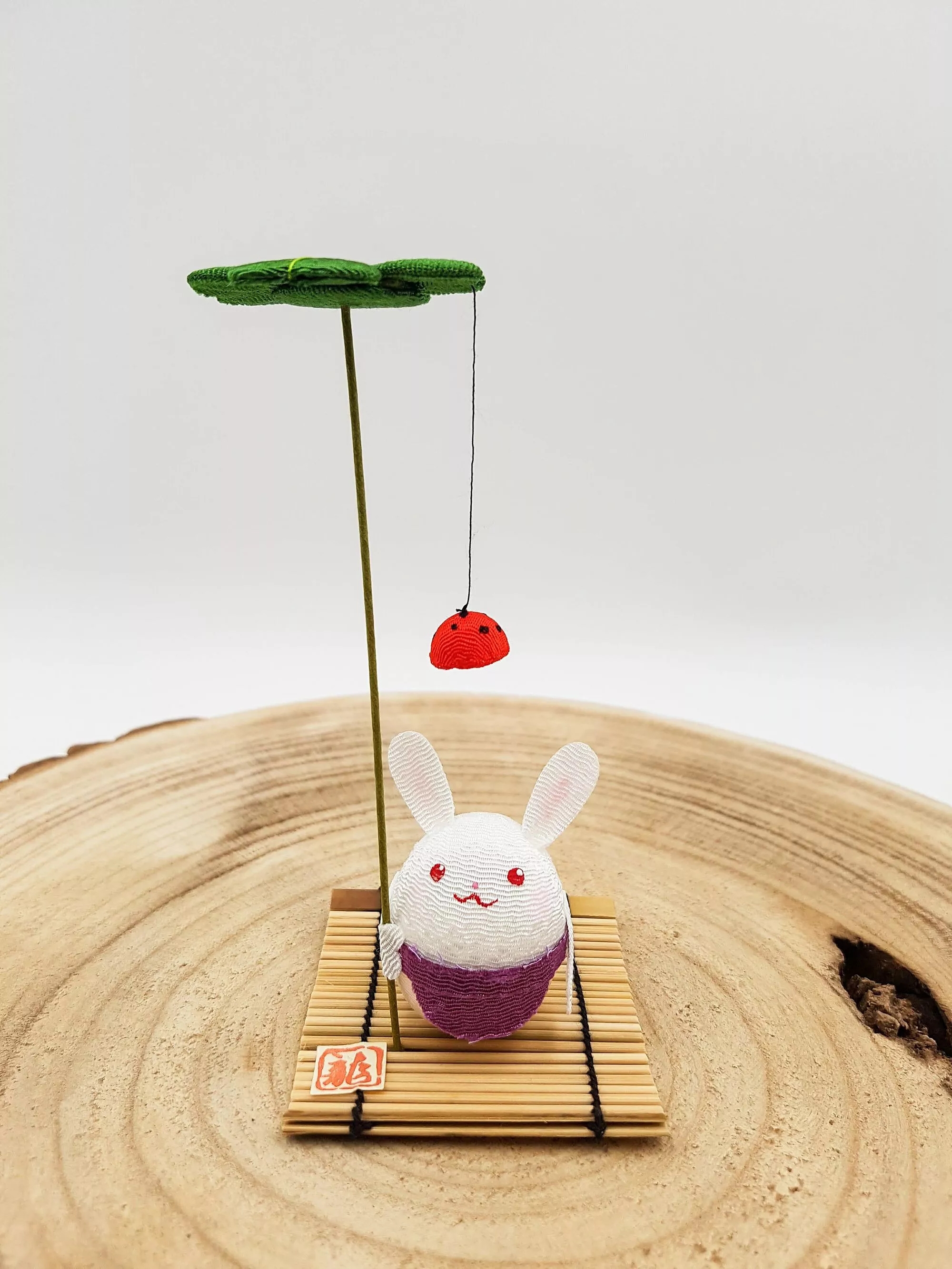 Figurine Porte-Bonheur Lapin Chirimen - AOI TRADING